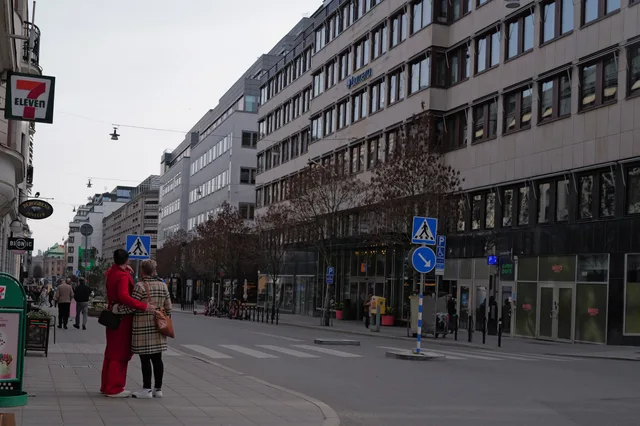 Pedestrians on a lively street in Stockholm, showcasing urban life in Sweden. Så gör du en marknadsanalys med offentlig statistik inför expansion